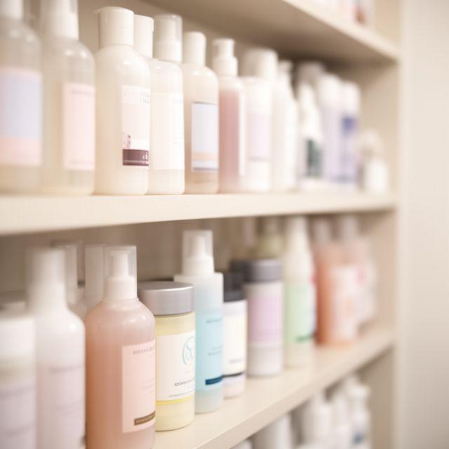 Pflegeprodukte im Regal des Studios mit Aftercare-Produkten für Wimpernverlängerungen