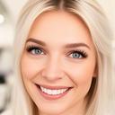 Kundin mit gepflegten Wimpern im hellen Salon mit freundlichem Lächeln