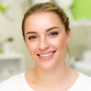 Portrait von Yeraldin Mahmod im hellen Studio nach einem Lash Lift